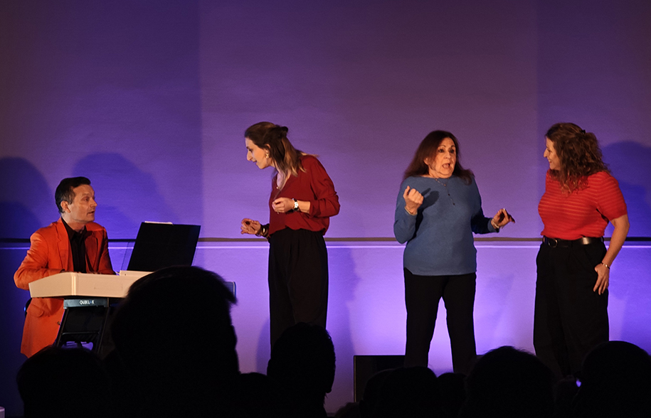 à la Salle des Fêtes de Donnemain (28)